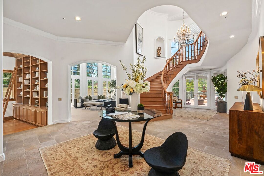 2293 Stratford Cir