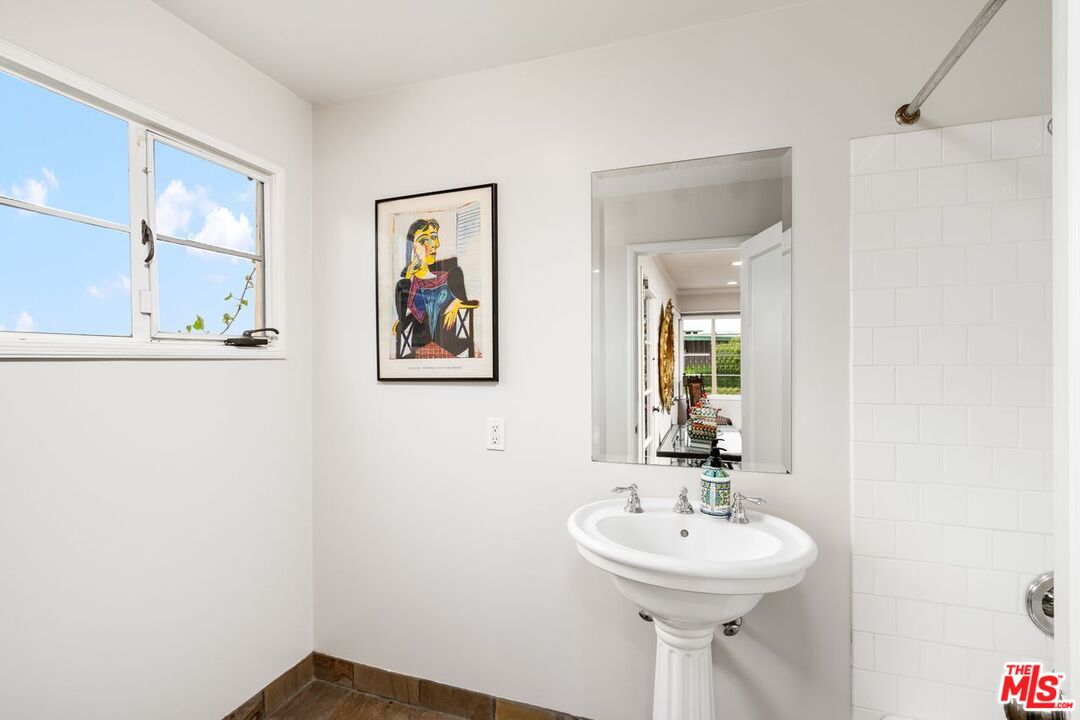 4310 Cedarhurst Cir