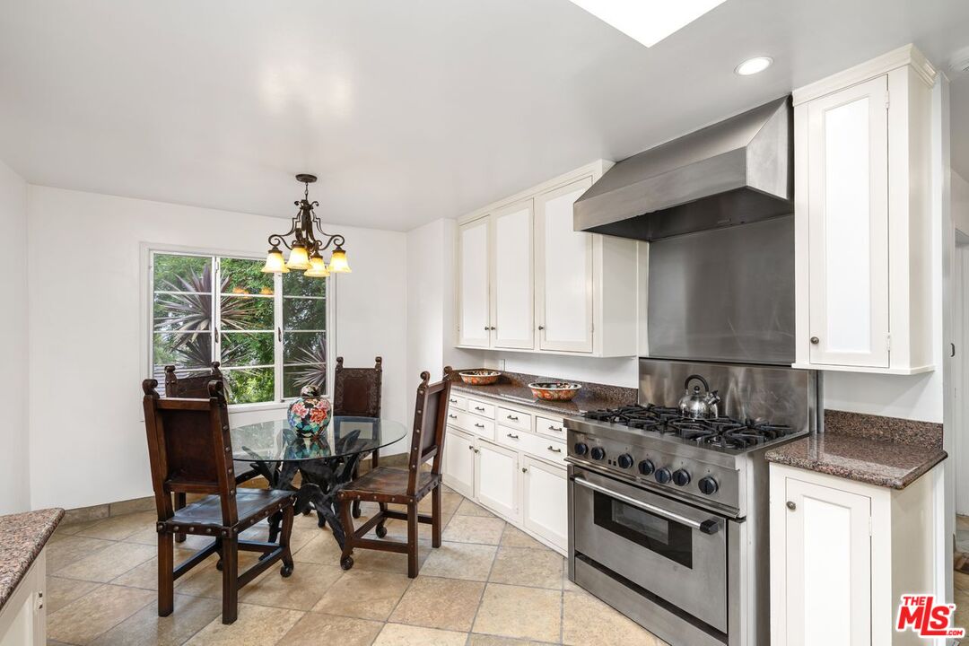 4310 Cedarhurst Cir