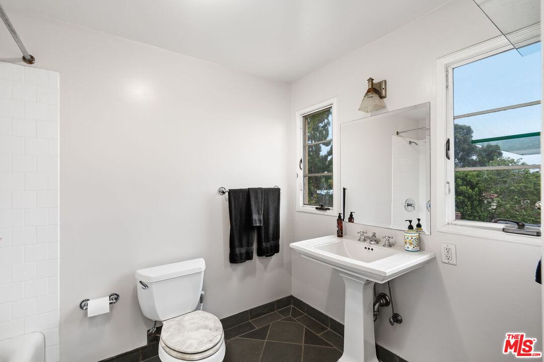 4310 Cedarhurst Cir