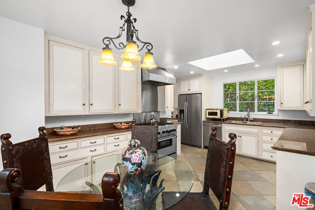 4310 Cedarhurst Cir