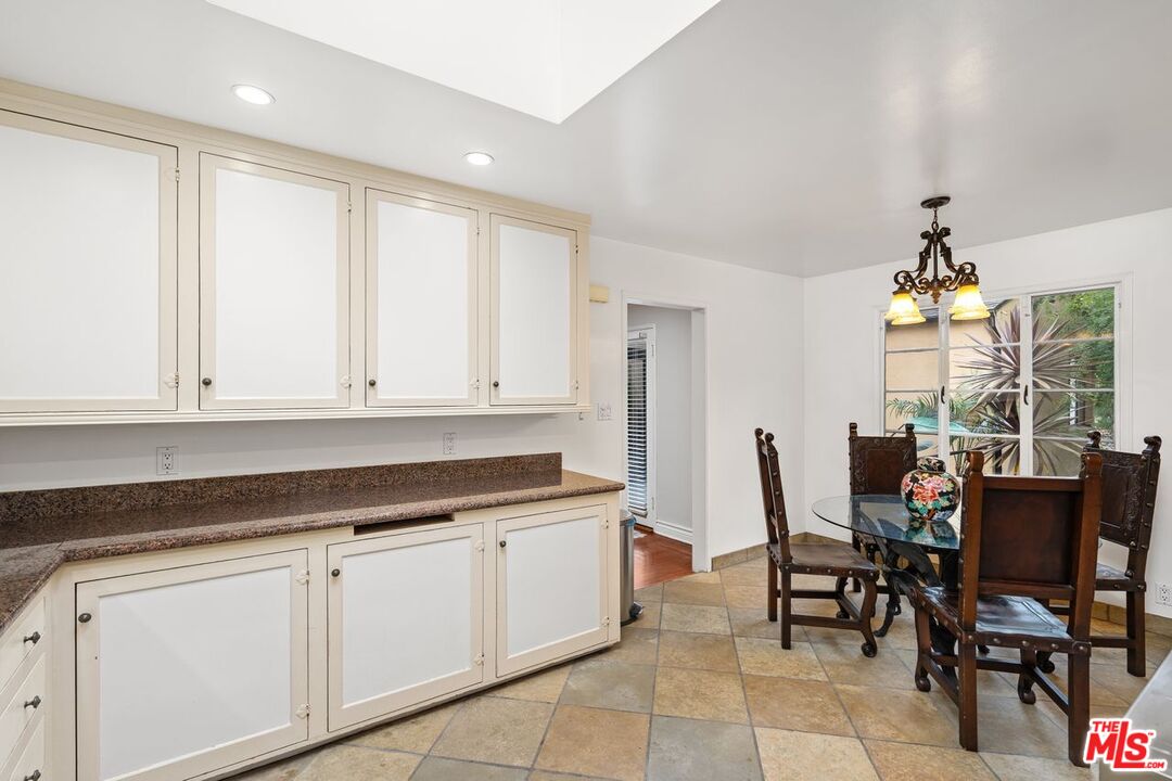 4310 Cedarhurst Cir