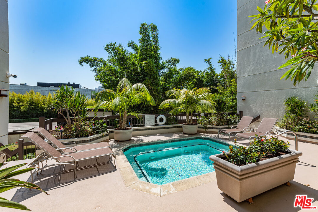 851 N Kings Rd Unit: 207