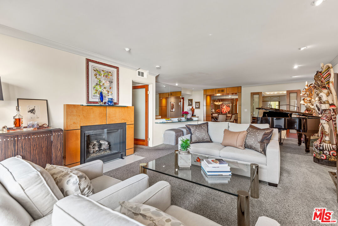 851 N Kings Rd Unit: 207