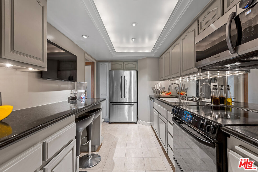 851 N Kings Rd Unit: 207