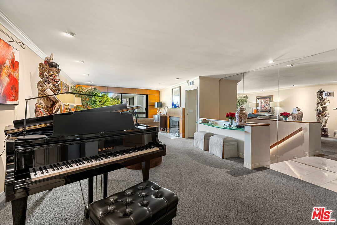 851 N Kings Rd Unit: 207