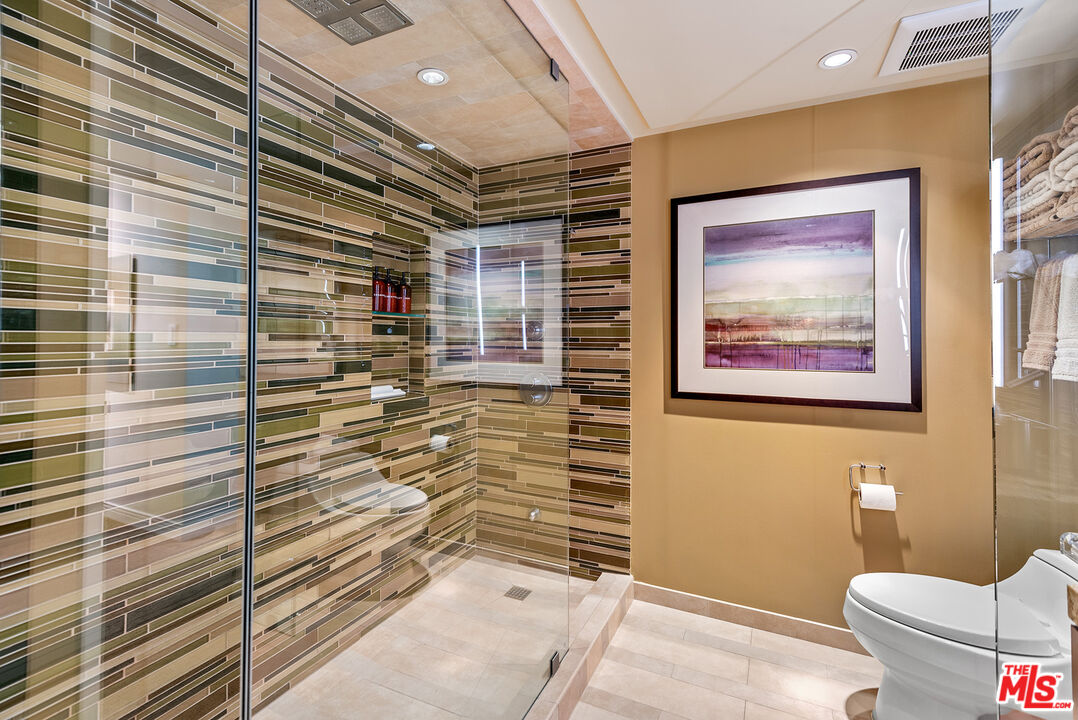 851 N Kings Rd Unit: 207