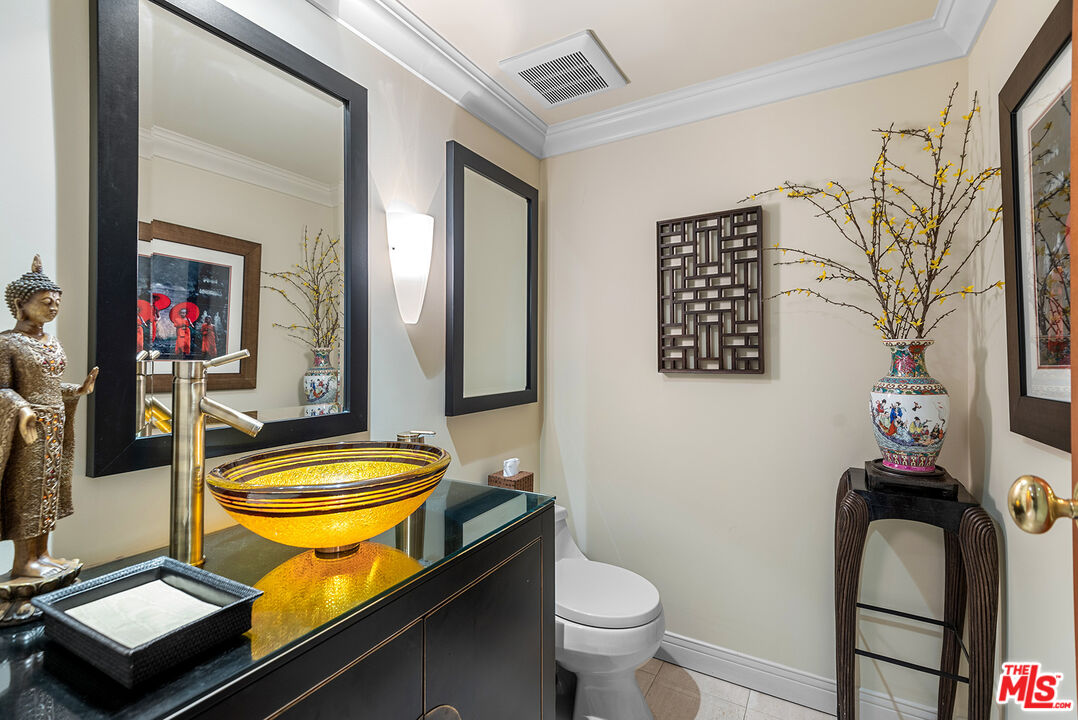 851 N Kings Rd Unit: 207