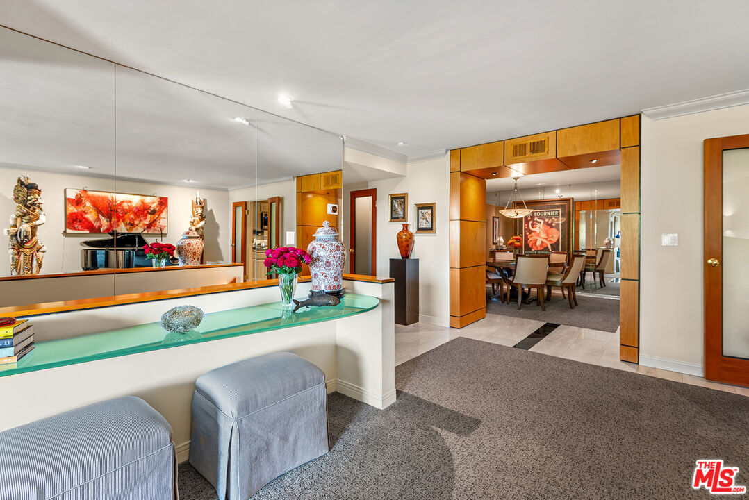 851 N Kings Rd Unit: 207