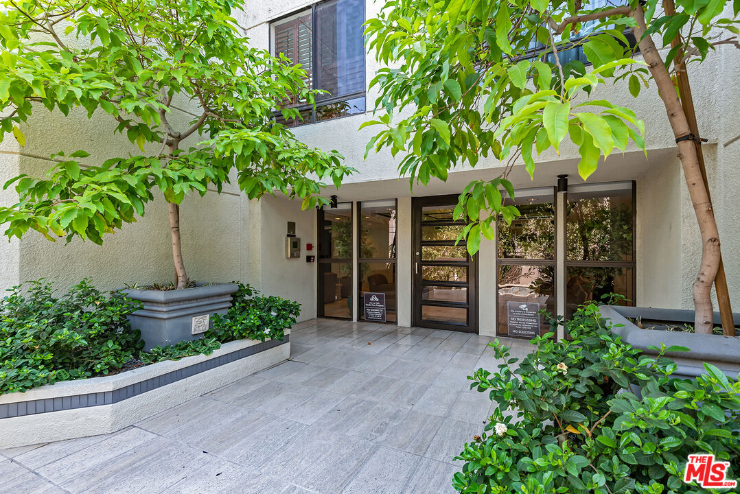851 N Kings Rd Unit: 207