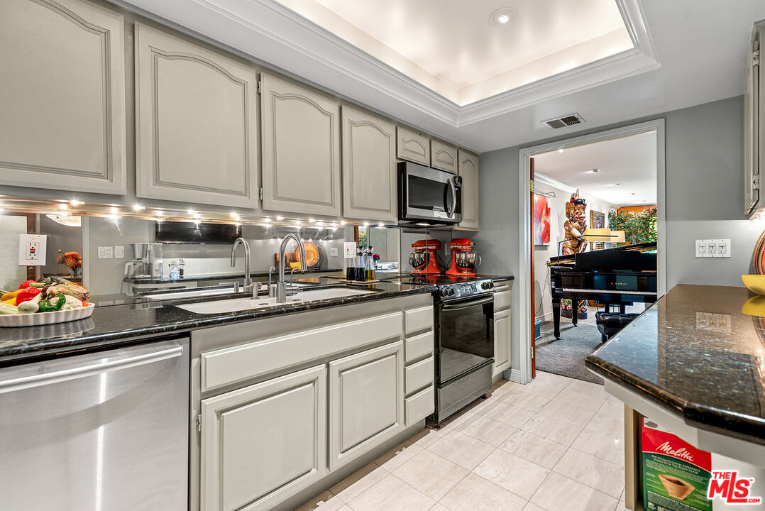 851 N Kings Rd Unit: 207
