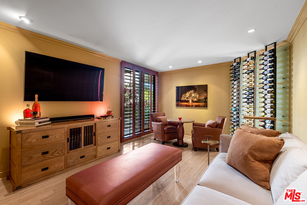 851 N Kings Rd Unit: 207