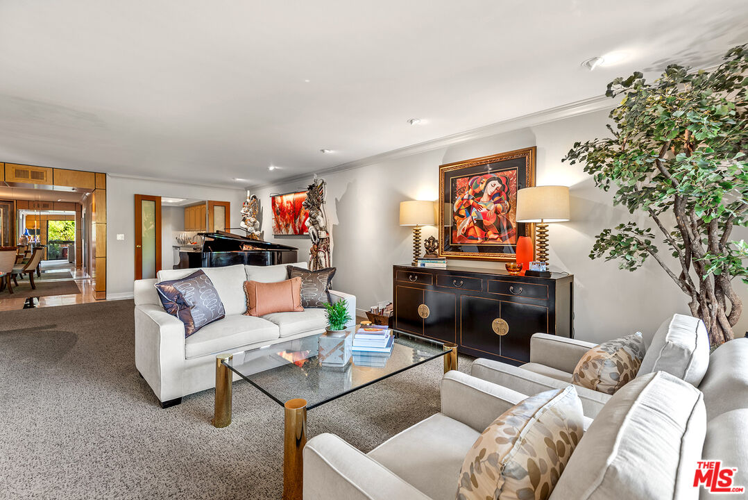 851 N Kings Rd Unit: 207