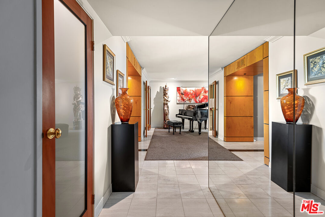 851 N Kings Rd Unit: 207