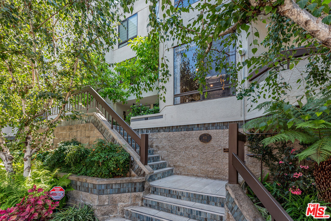 851 N Kings Rd Unit: 207
