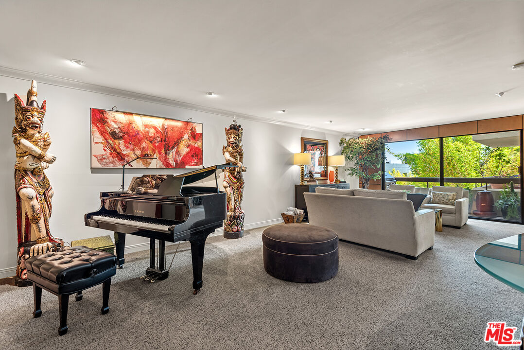 851 N Kings Rd Unit: 207