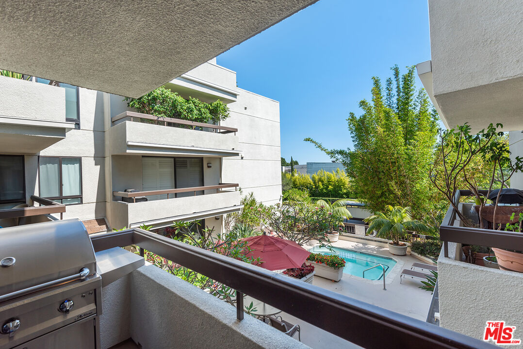 851 N Kings Rd Unit: 207