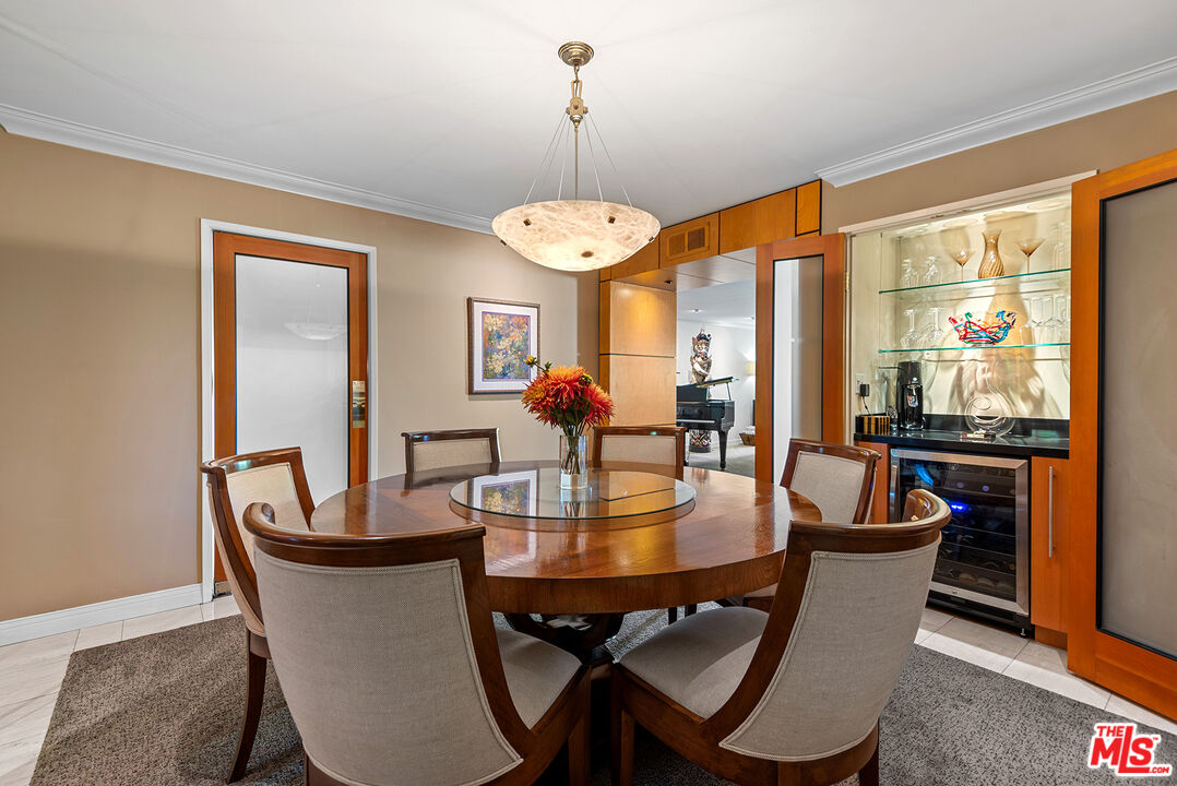 851 N Kings Rd Unit: 207