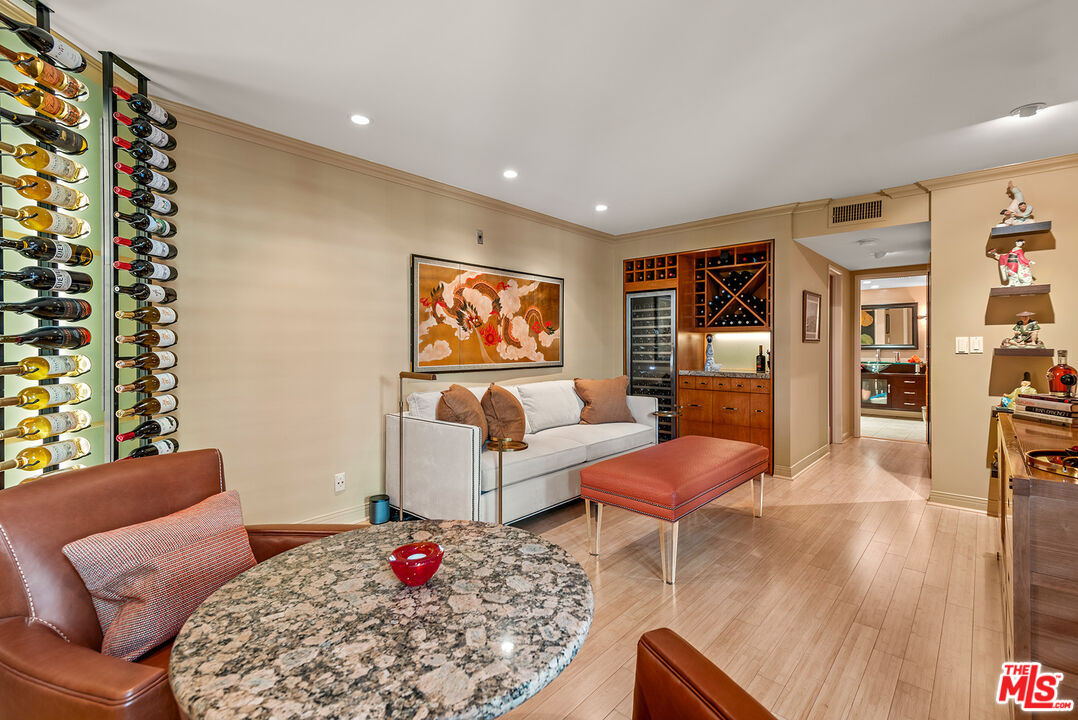 851 N Kings Rd Unit: 207