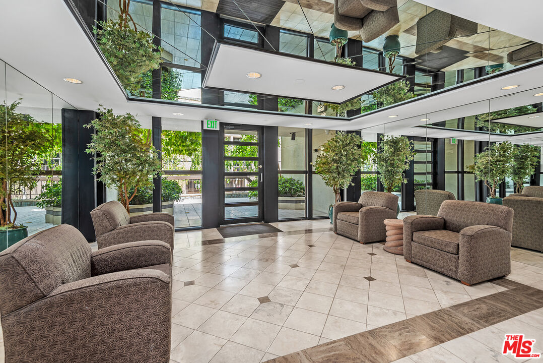 851 N Kings Rd Unit: 207