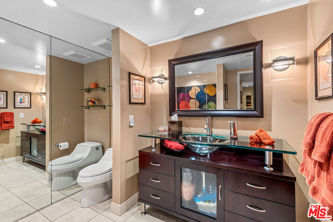 851 N Kings Rd Unit: 207