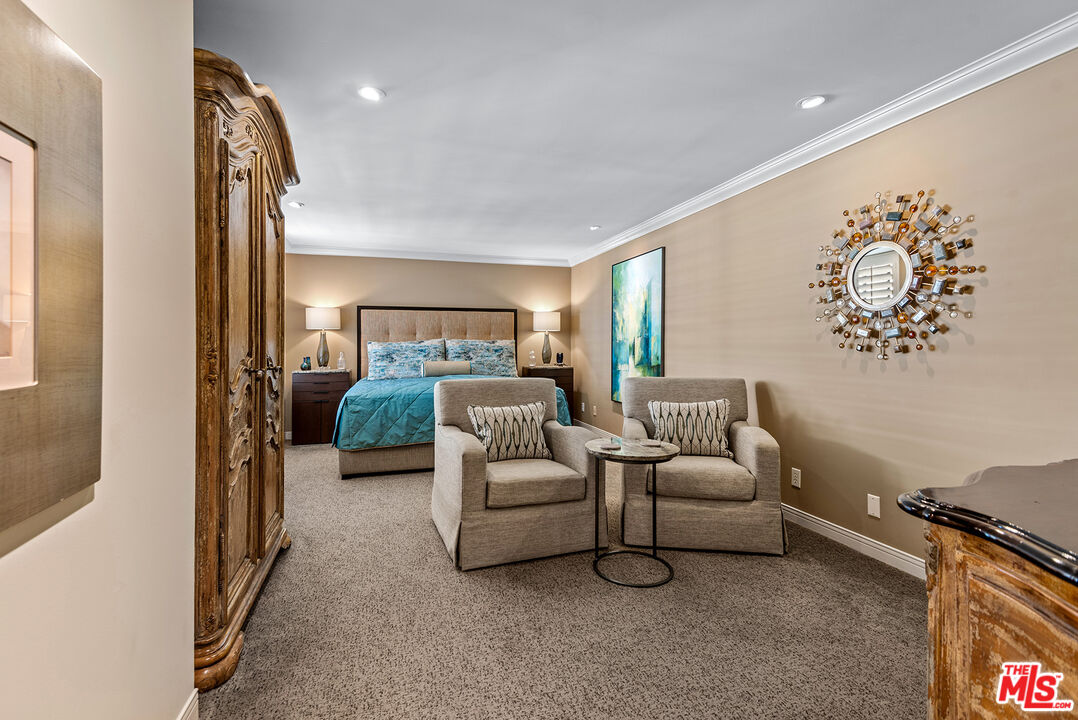 851 N Kings Rd Unit: 207