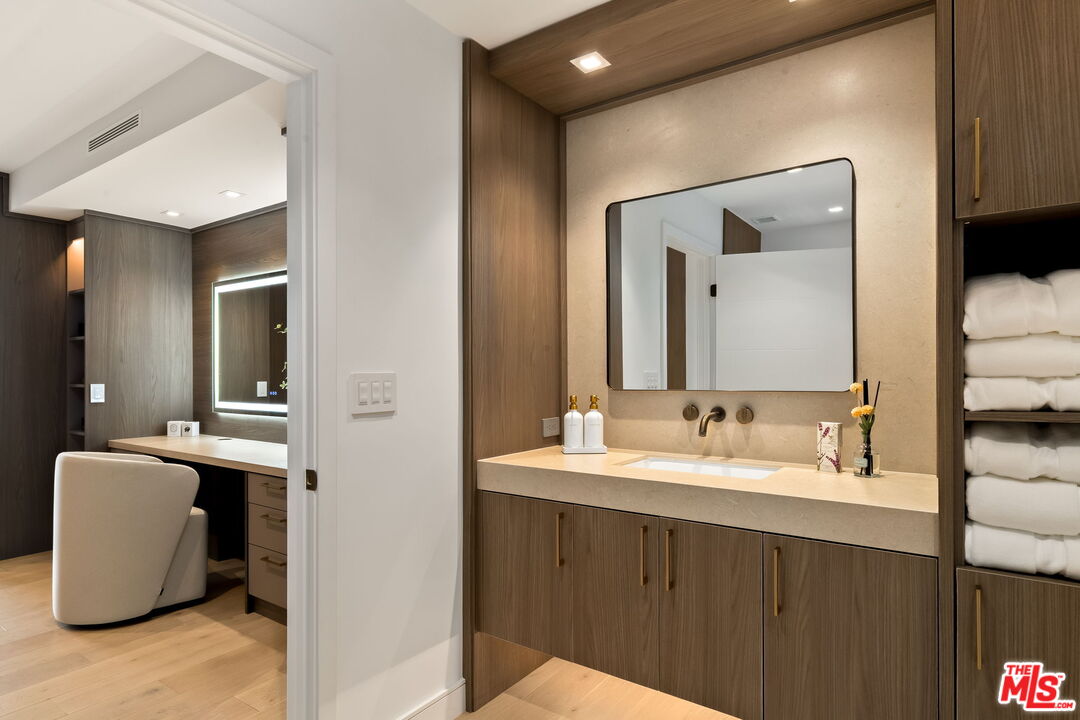 2222 Avenue Of The Stars Unit: 1601
