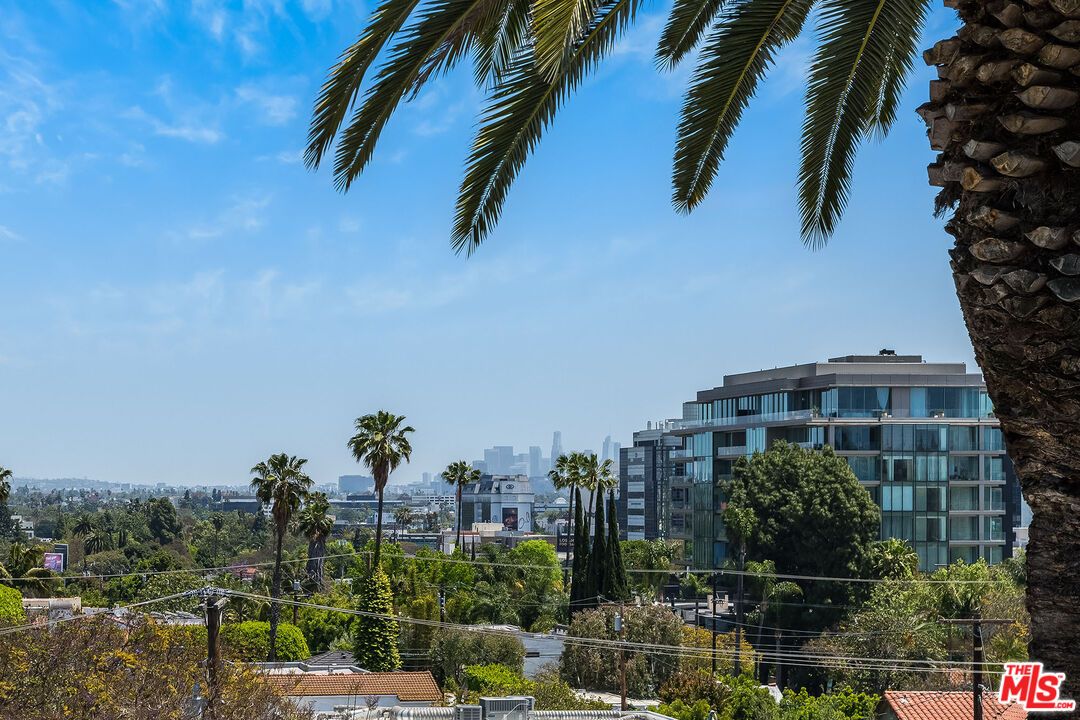 439 N Doheny Dr Unit: 204