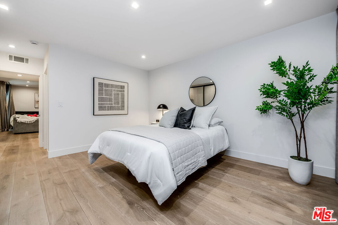 439 N Doheny Dr Unit: 204