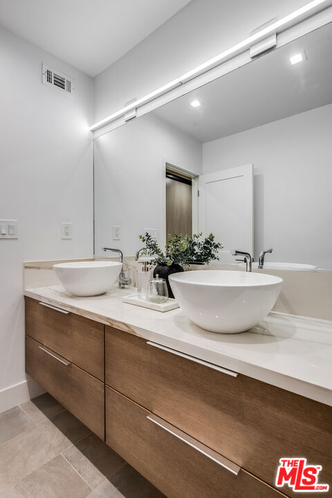 439 N Doheny Dr Unit: 204