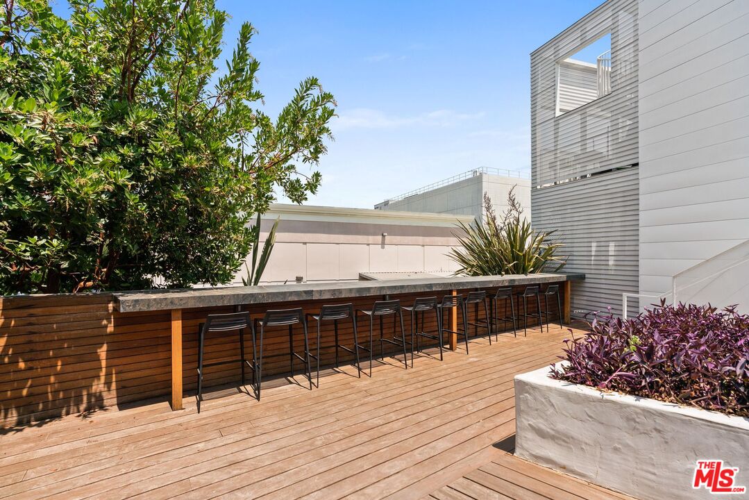 1030 N Kings Rd Unit: 306