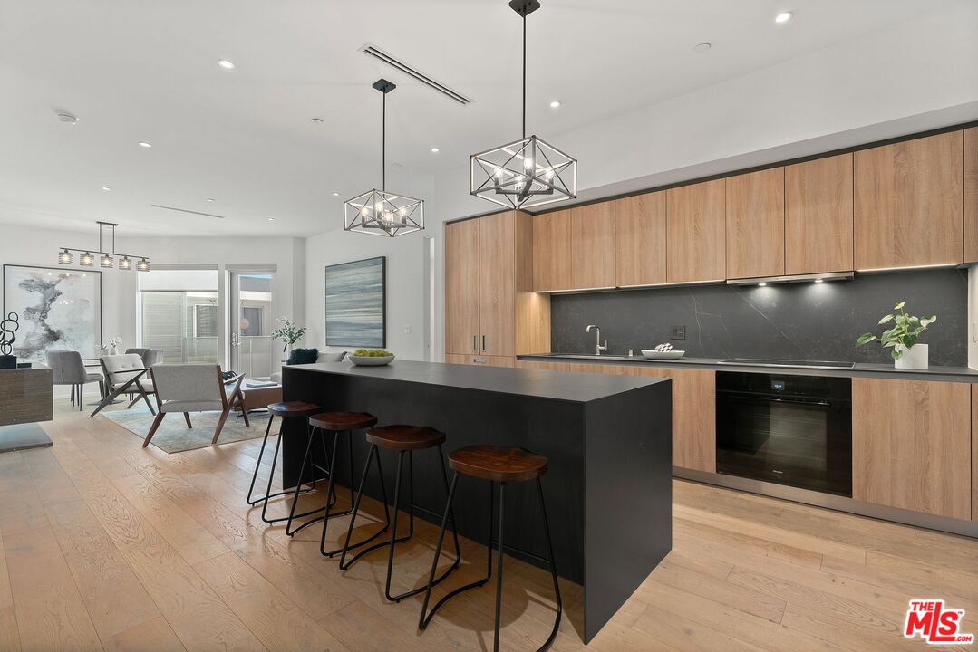 1030 N Kings Rd Unit: 306