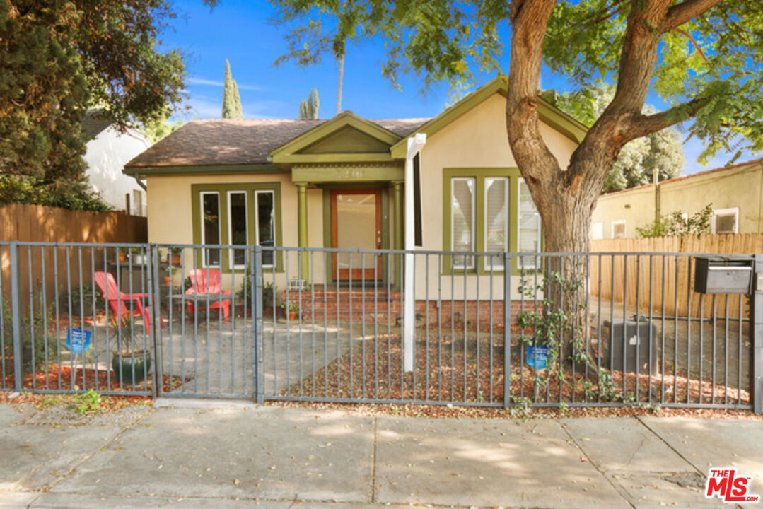 1246 N Genesee AVE