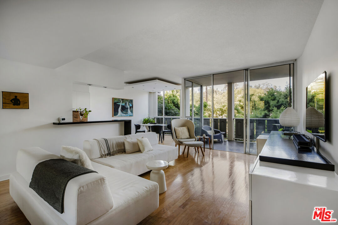4411 Los Feliz Blvd Unit: 306
