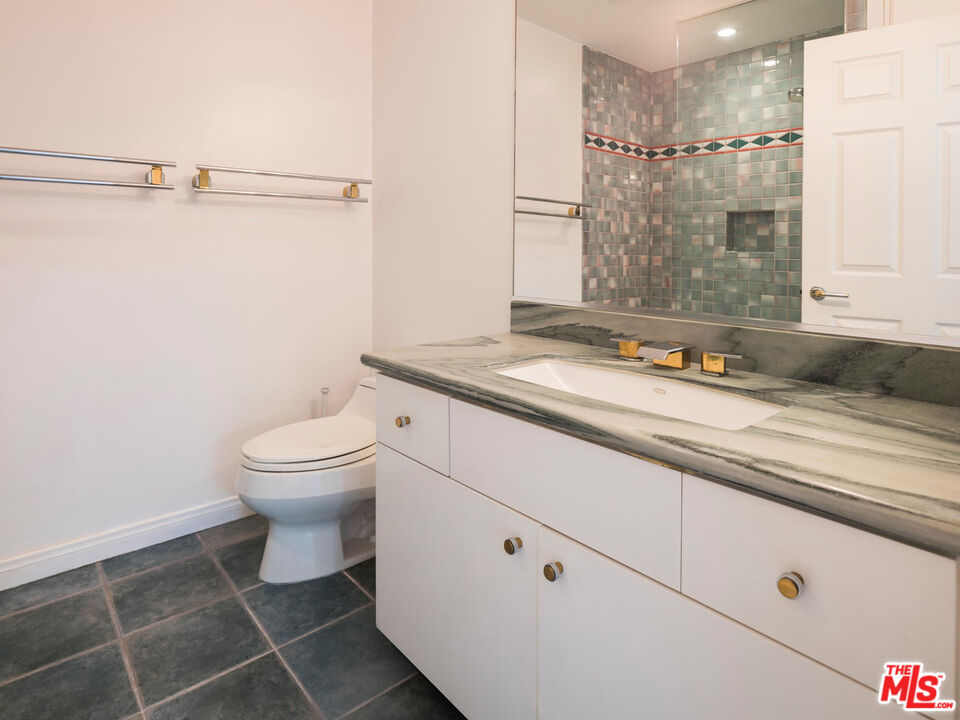 3023 BERKELEY AVE Unit: 8