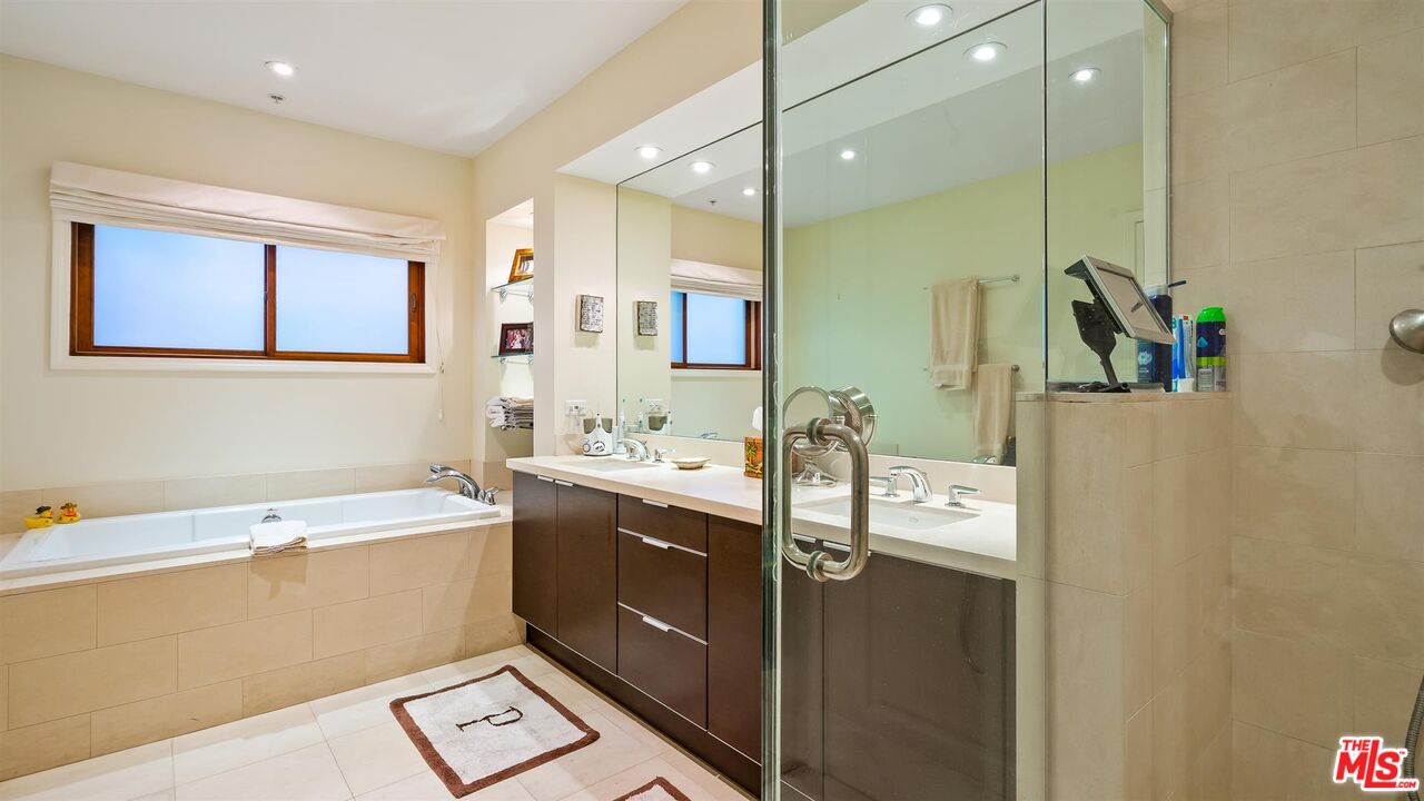 1825 FOX HILLS DR Unit: 101