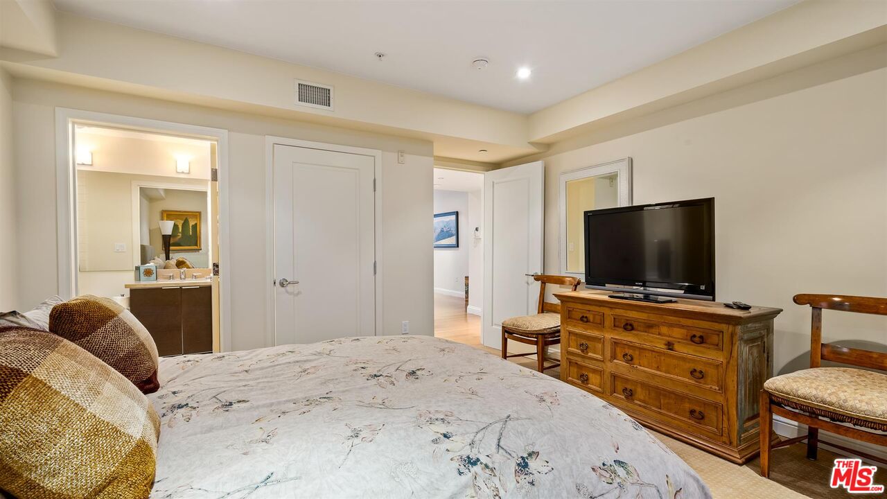 1825 FOX HILLS DR Unit: 101