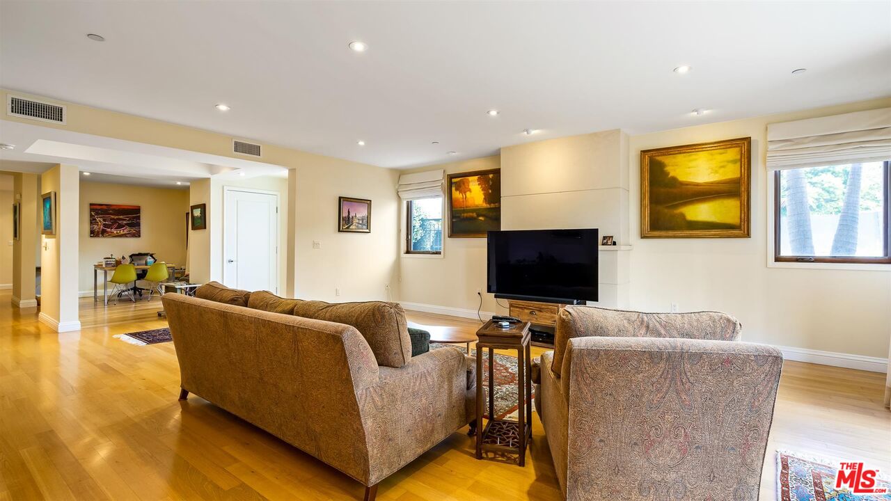 1825 FOX HILLS DR Unit: 101