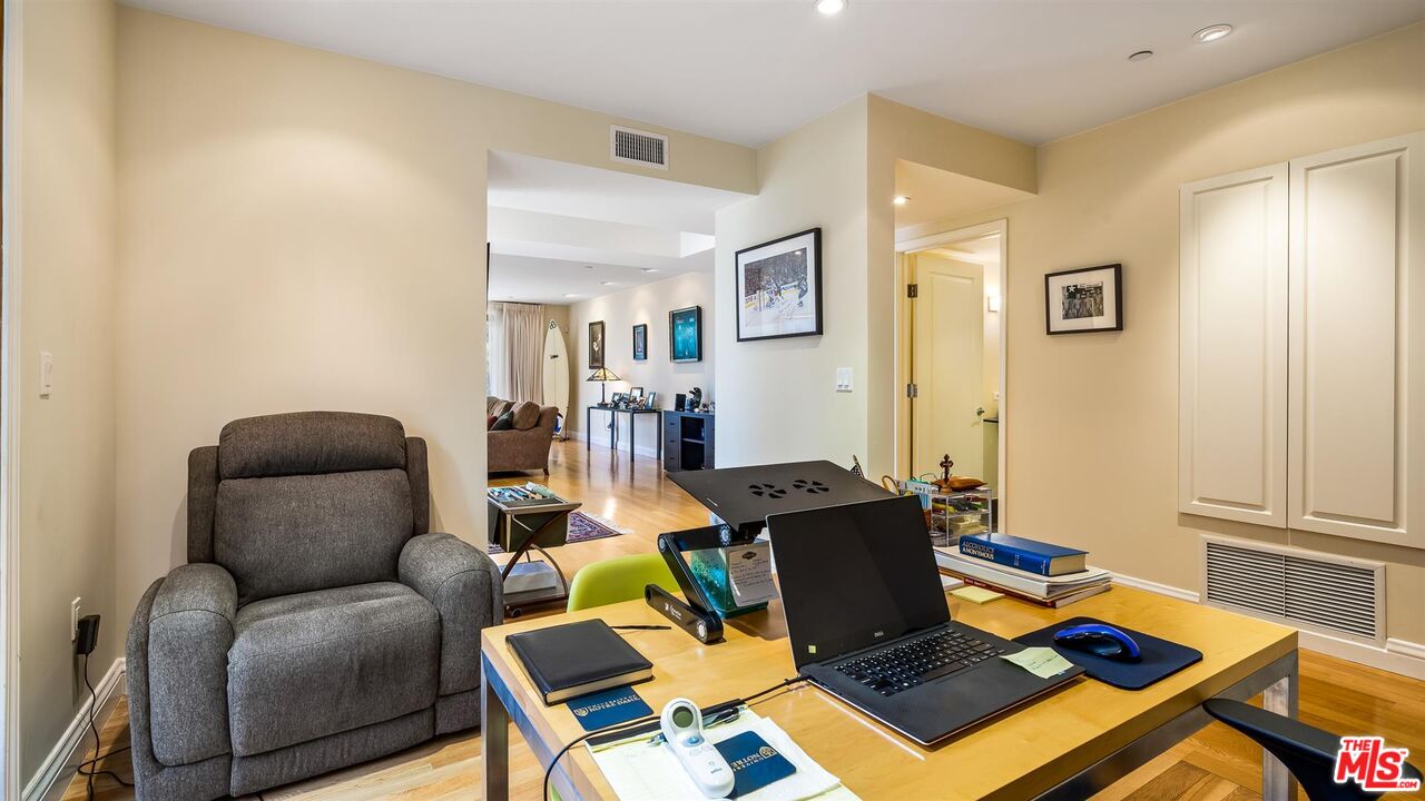 1825 FOX HILLS DR Unit: 101