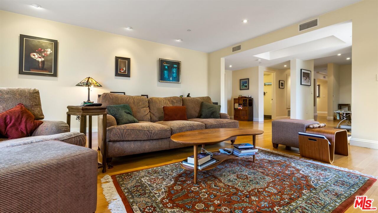 1825 FOX HILLS DR Unit: 101