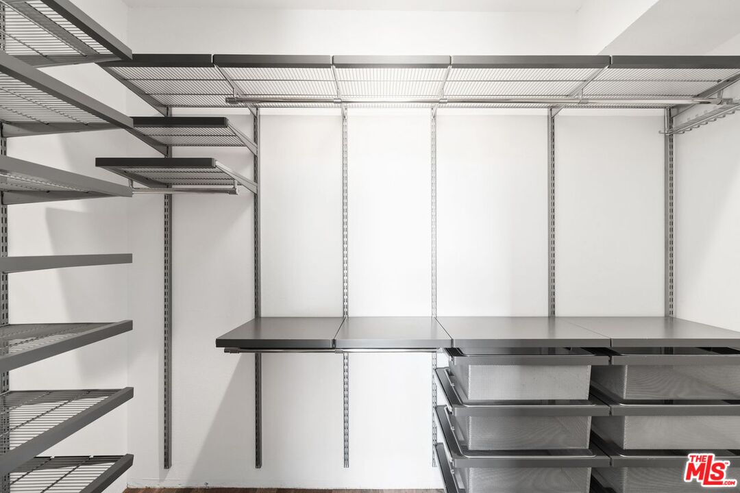 5100 Riverton Ave Unit: 14