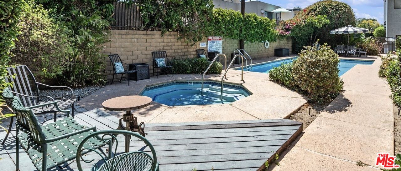 5100 Riverton Ave Unit: 14