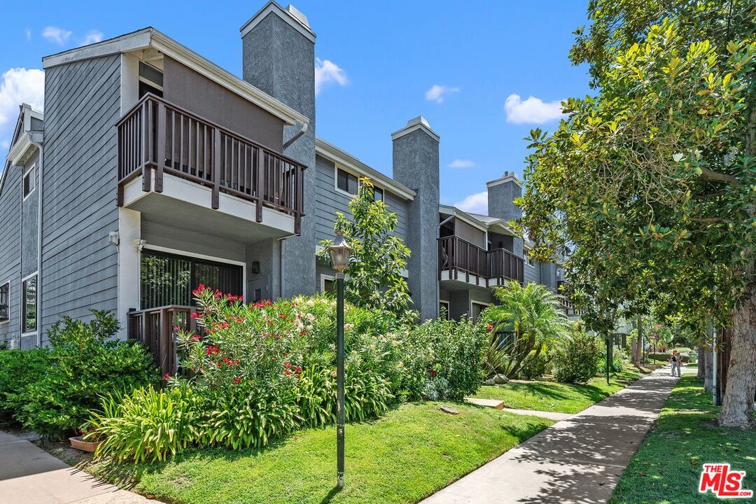 5100 Riverton Ave Unit: 14