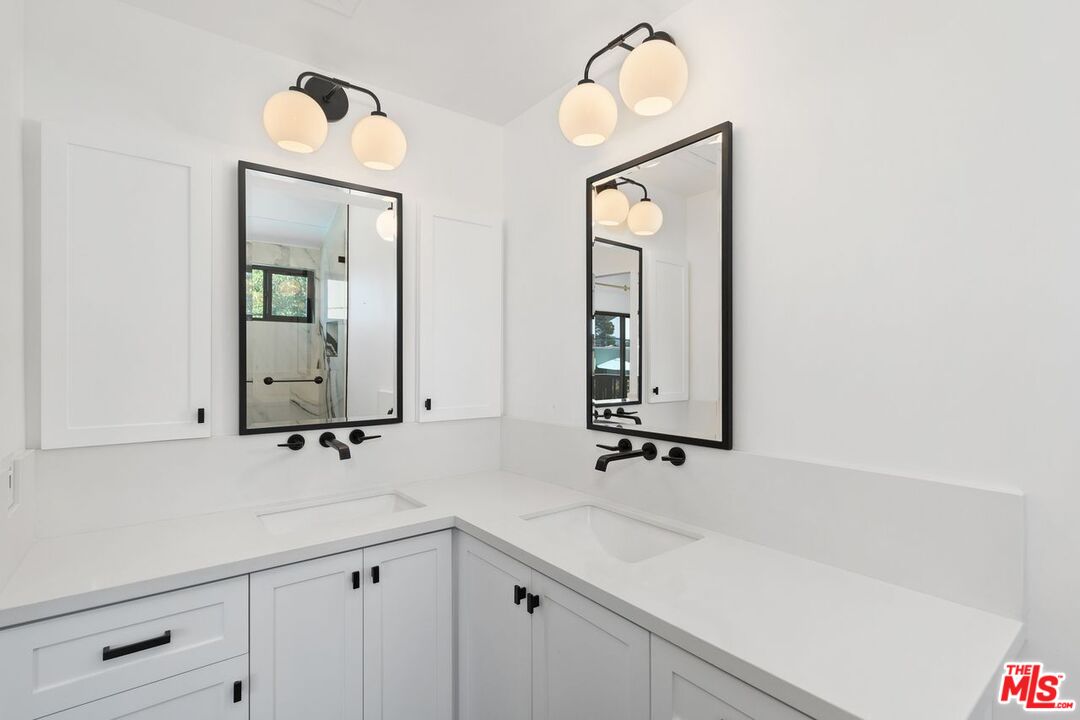 5100 Riverton Ave Unit: 14