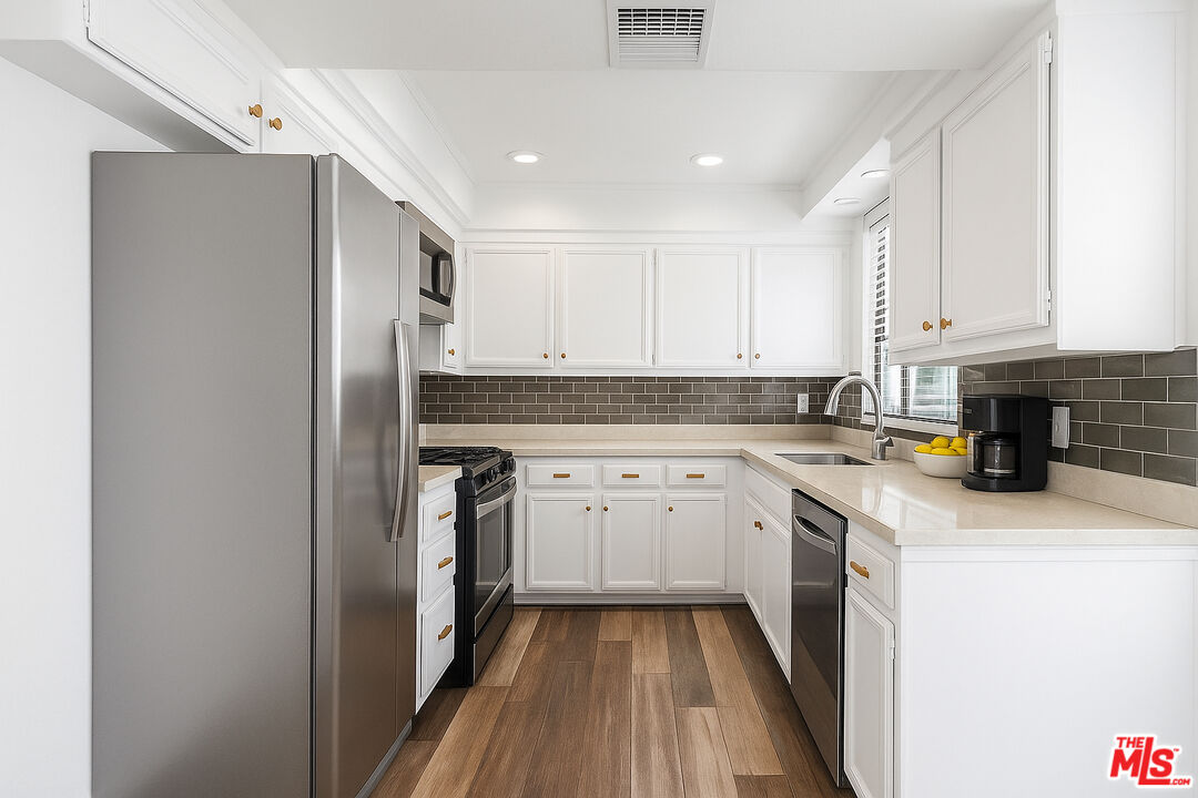 5100 Riverton Ave Unit: 14