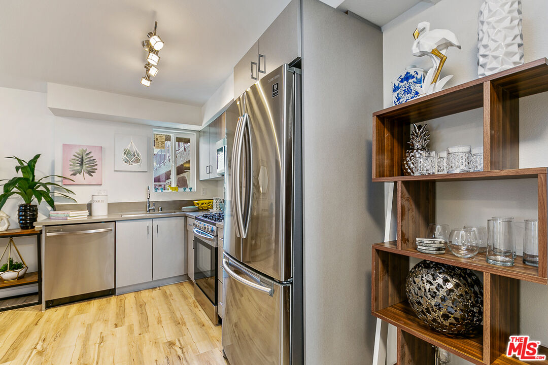 6640 WOODLEY AVE Unit: 204