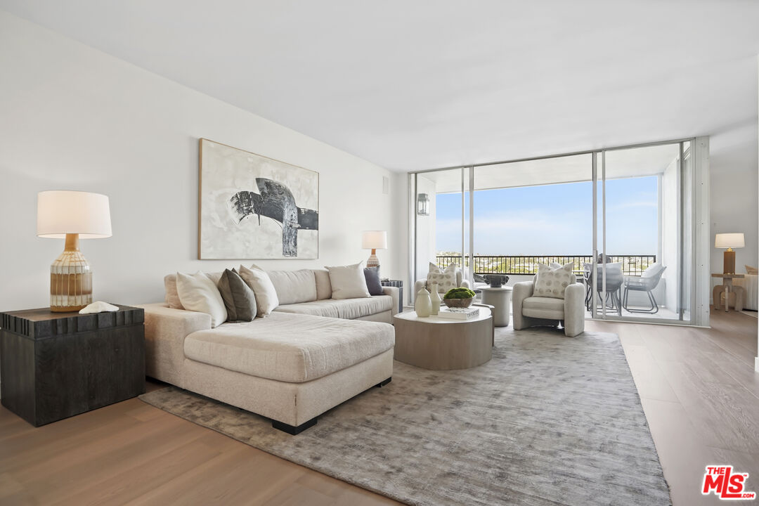 1100 Alta Loma Rd Unit: 904