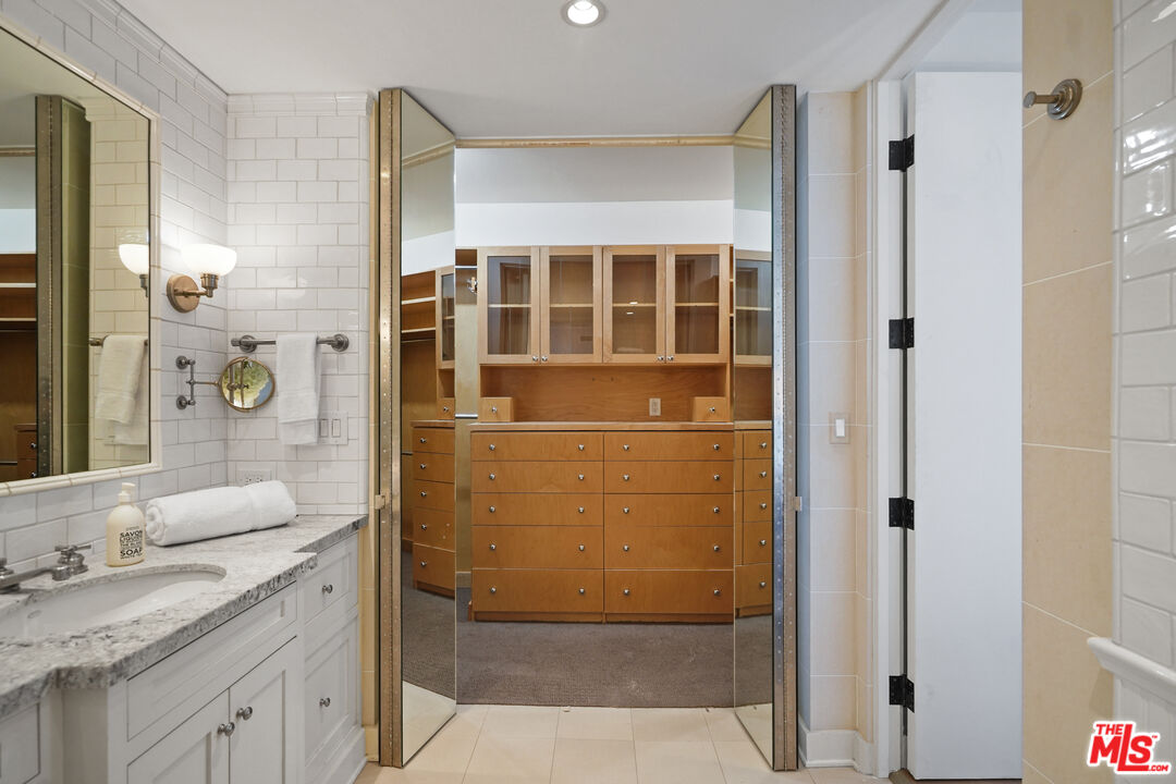 1100 Alta Loma Rd Unit: 904