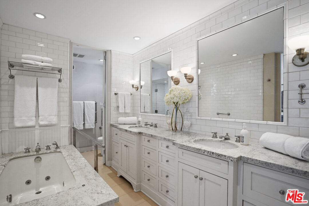 1100 Alta Loma Rd Unit: 904