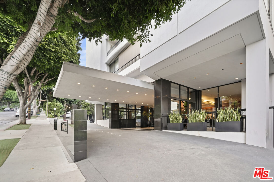 1100 Alta Loma Rd Unit: 904